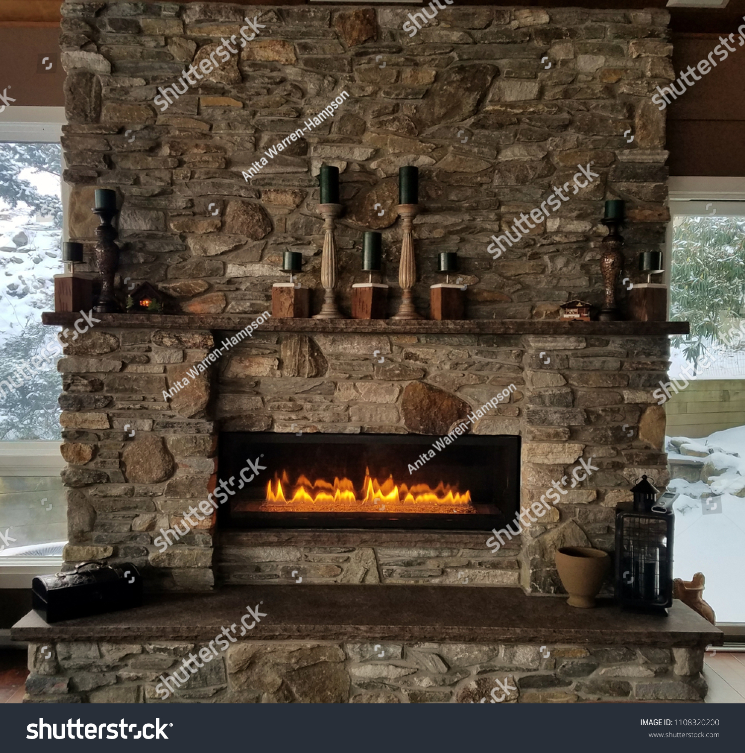 Natural Rustic Stone Fireplace Roaring Flames Stockfoto