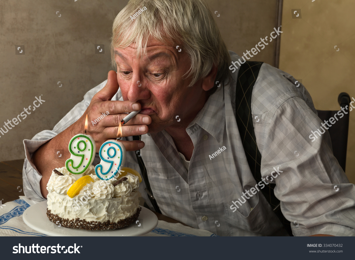 Naughty Old Pensioner Lighting His Cigarette Photo De Stock Modifiable