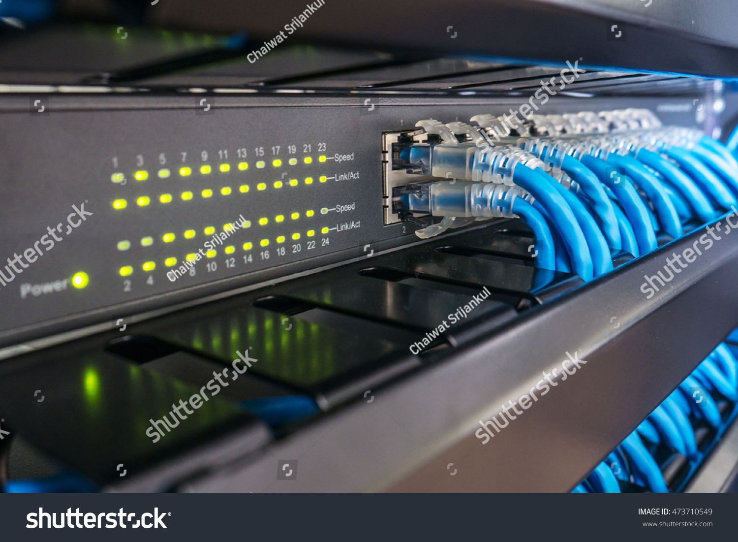Netzwerk Switch Und Ethernet Kabel Im Rack