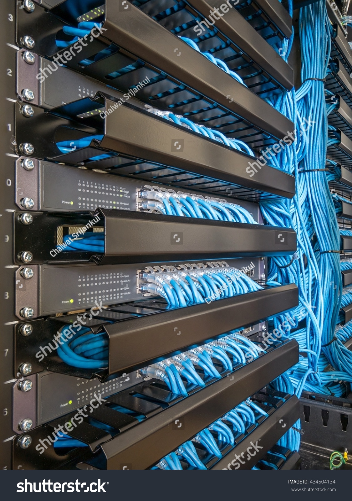 Netzwerk Switch Hub Und Ethernet Kabel Im Rack Stockfoto Jetzt