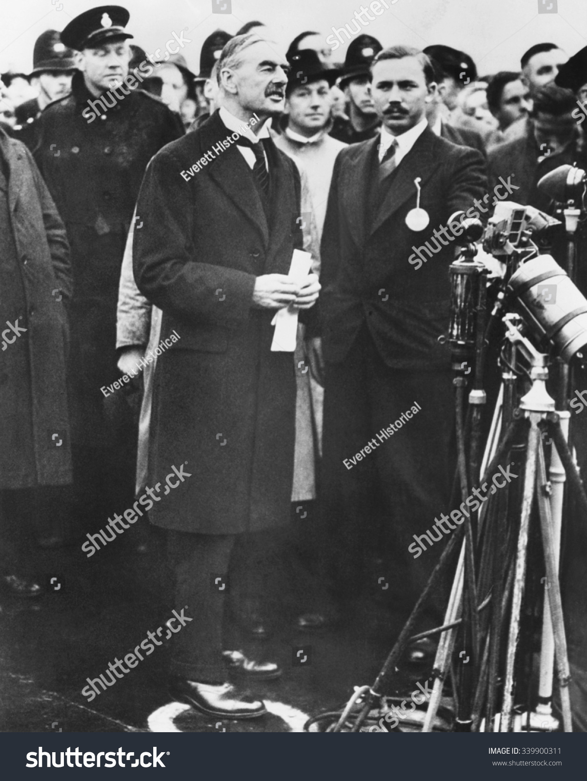 英国のネビル チェンバレン首相は 我が時代の平和 が訪れると報告しています ミュンヘン会議から戻った彼は ヒトラーと彼自身が署名した文書を保持し その中に彼が署名した の写真素材 今すぐ編集