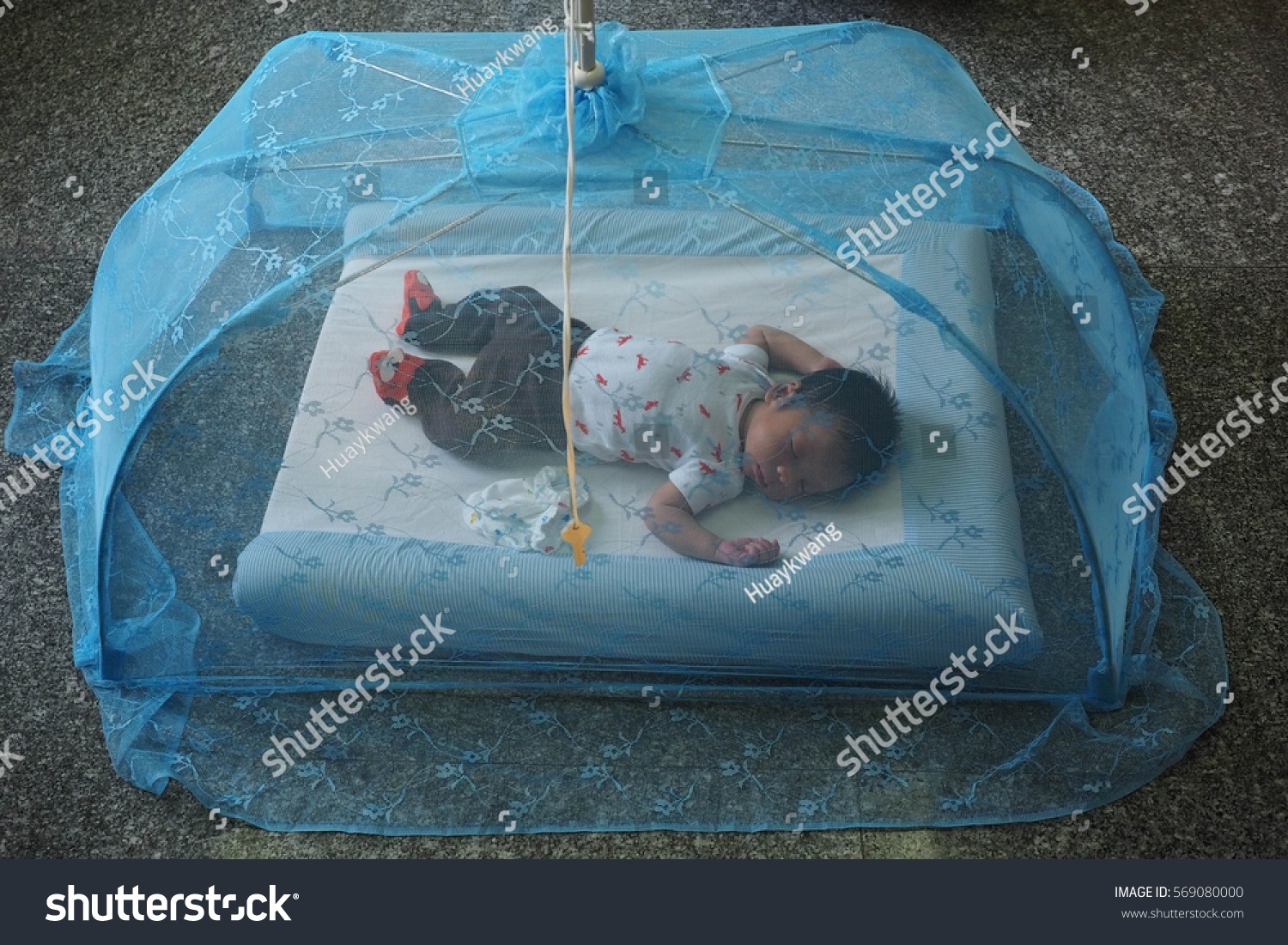 baby sleeping mosquito net