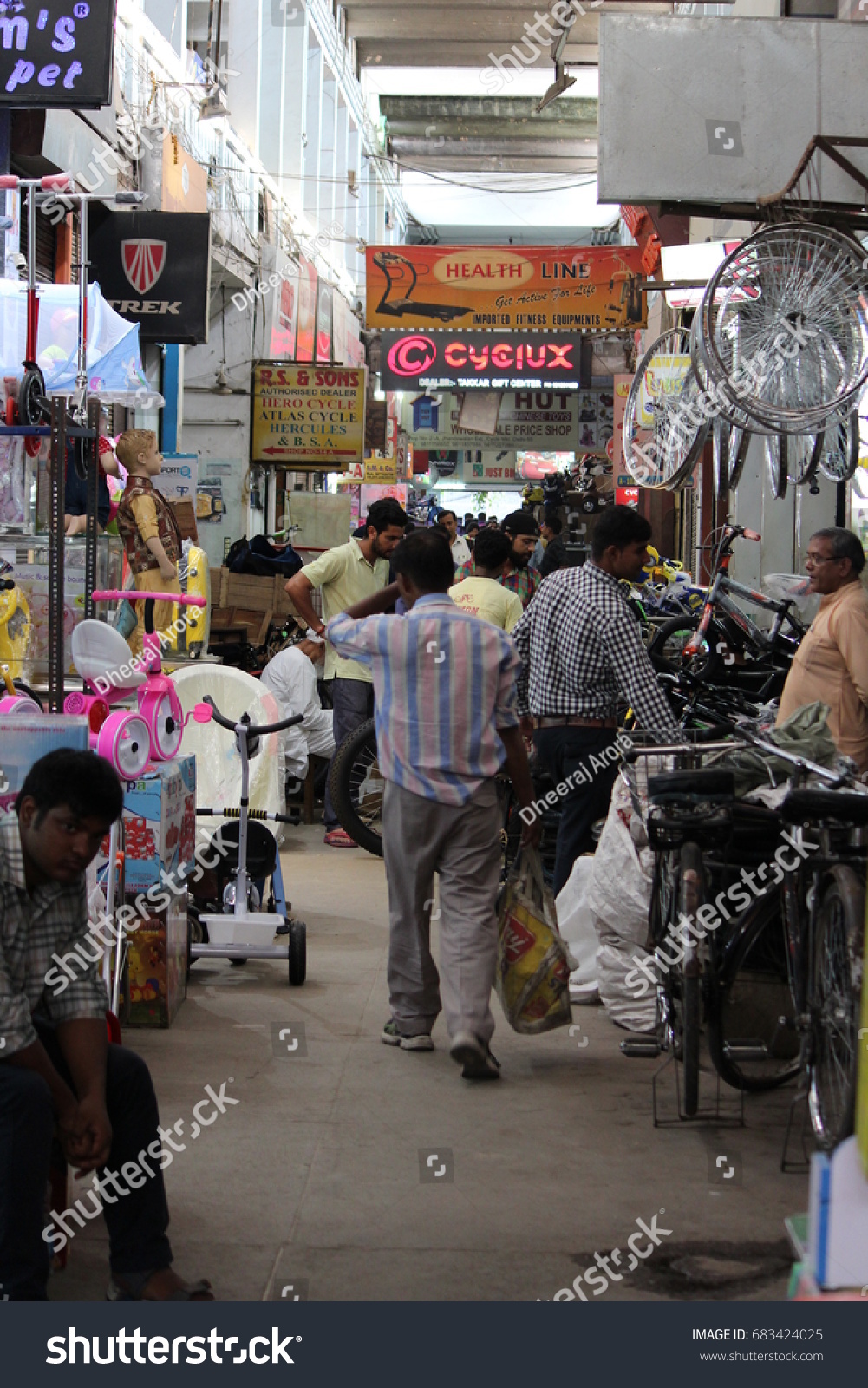 jhandewalan cycle market shops