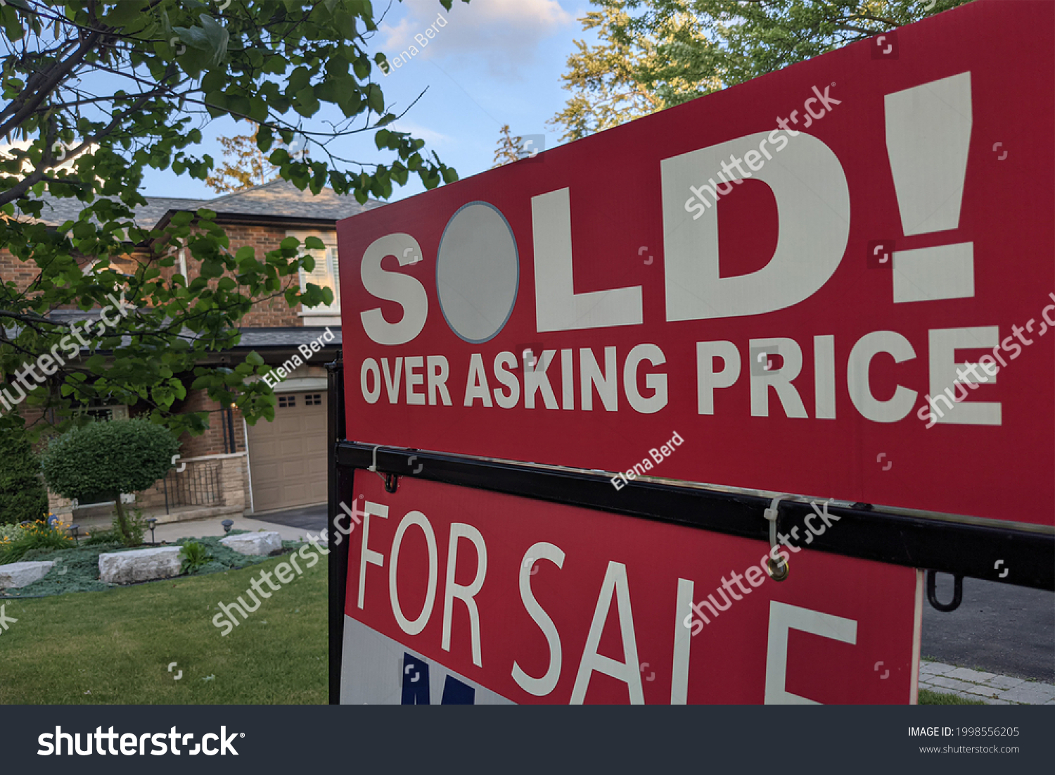 New Sign Sold Over Asking Price库存照片1998556205 Shutterstock