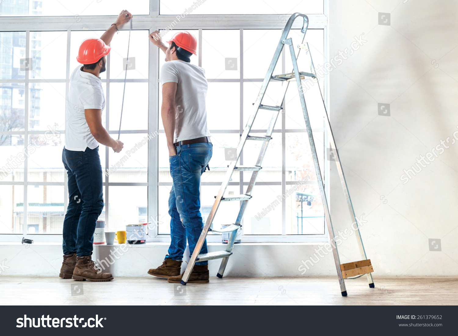 Old dirty apartment. Started repairing old apartments. Destroyed walls,  need repair. Repair in your house Stock Photo - Alamy