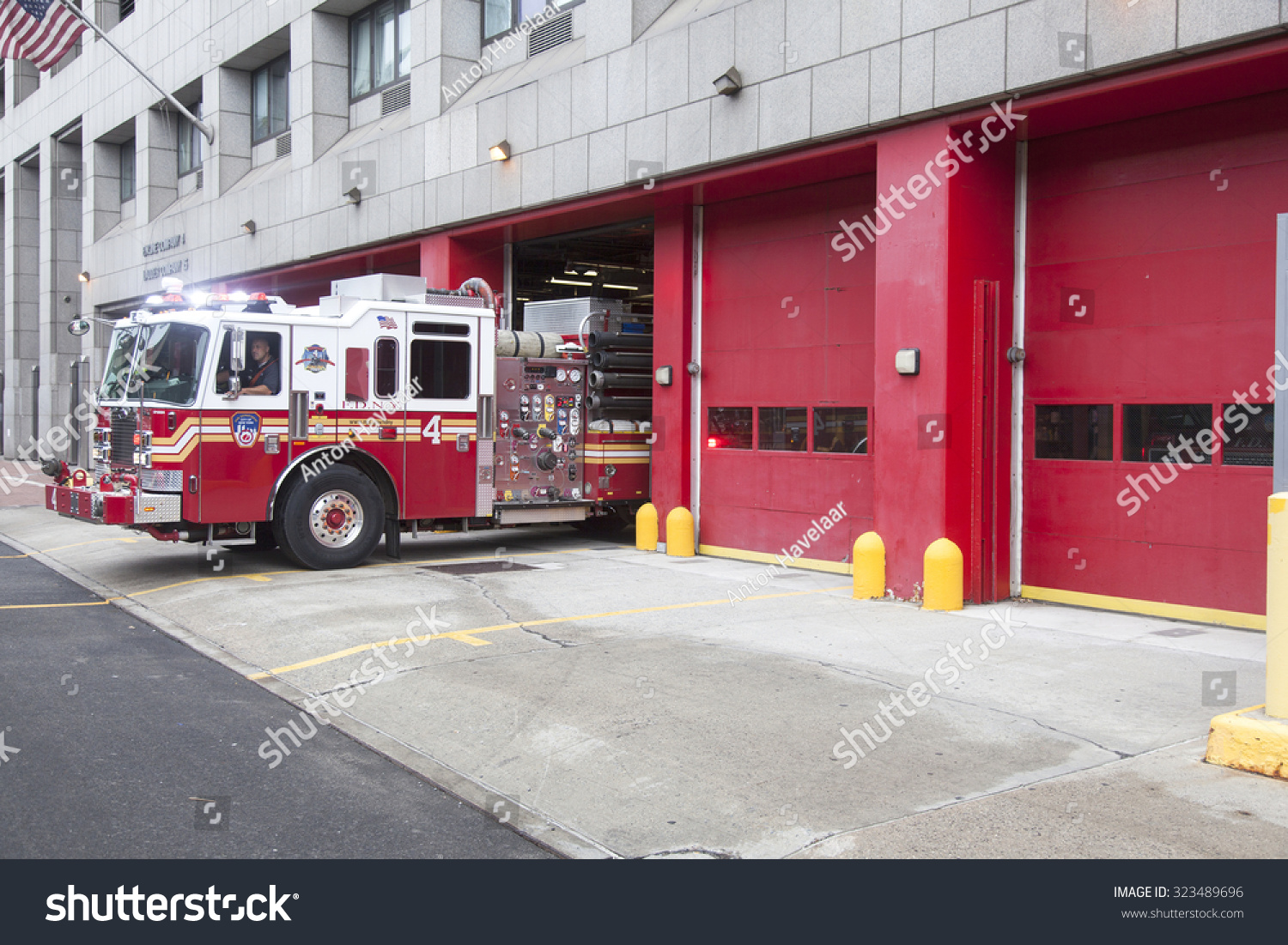 New York City, 10 September 2015: Fdny Fire Truck Backs Into River ...