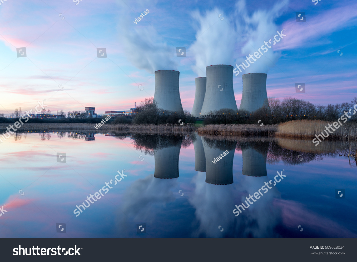 日没後の原子力発電所 大きな煙突のある夕暮れの風景 の写真素材 今すぐ編集