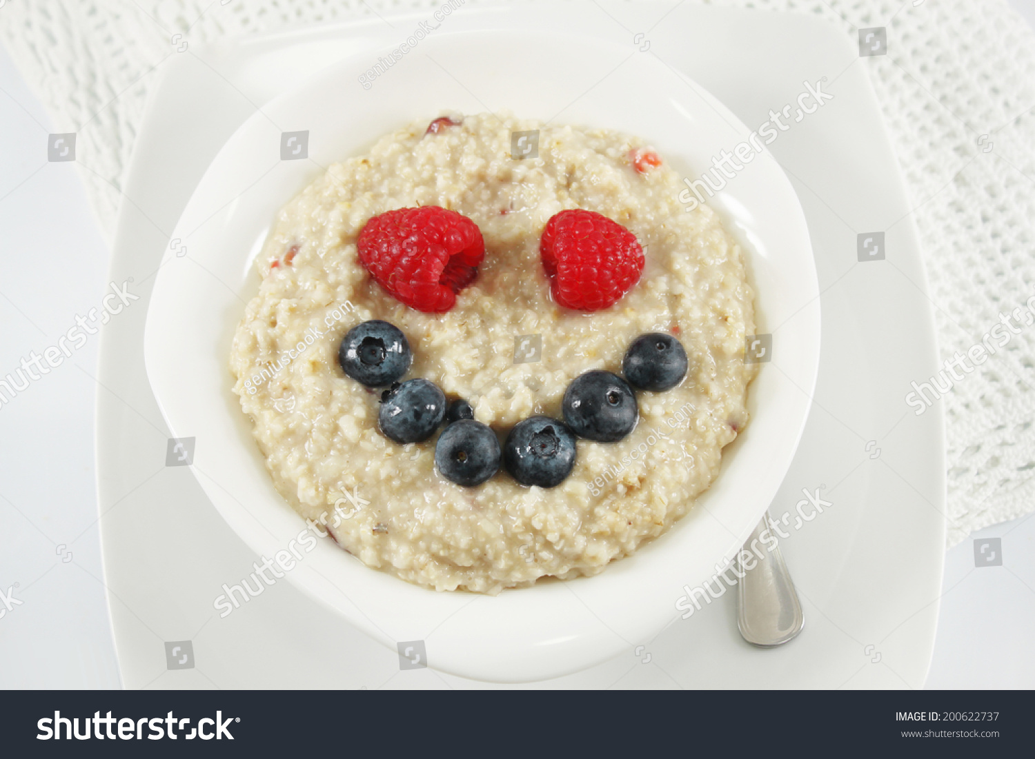 stock-photo-oatmeal-with-berries-as-a-smile-good-morning-200622737.jpg