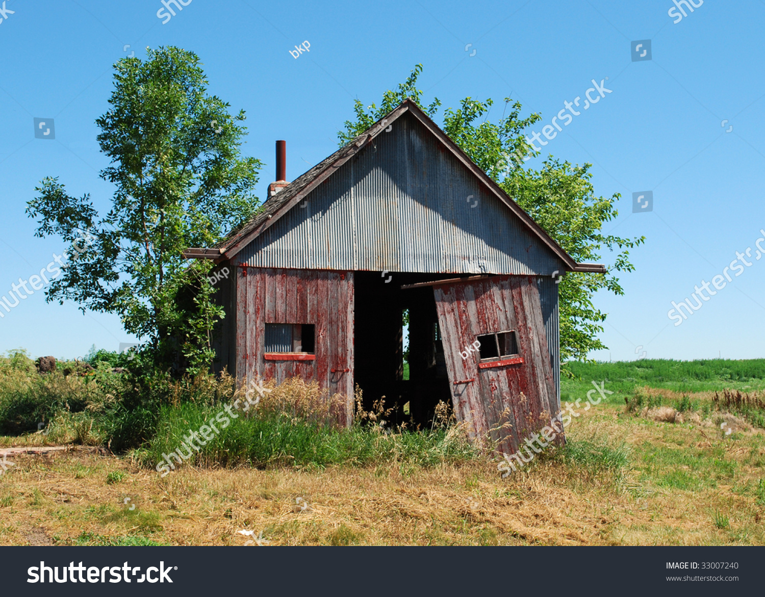 Old Farm Shed Stock Photo 33007240 : Shutterstock