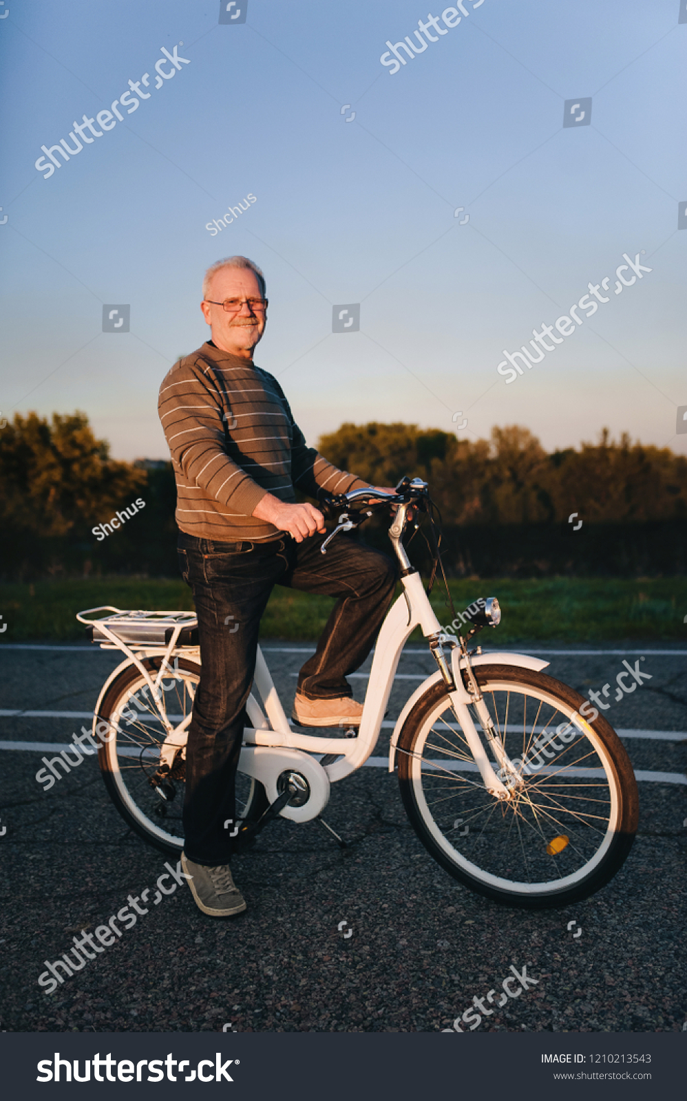 kapsel Penelope Peregrination Old Man Cyclist On Ebike Electric Stock Photo (Edit Now) 1210213543