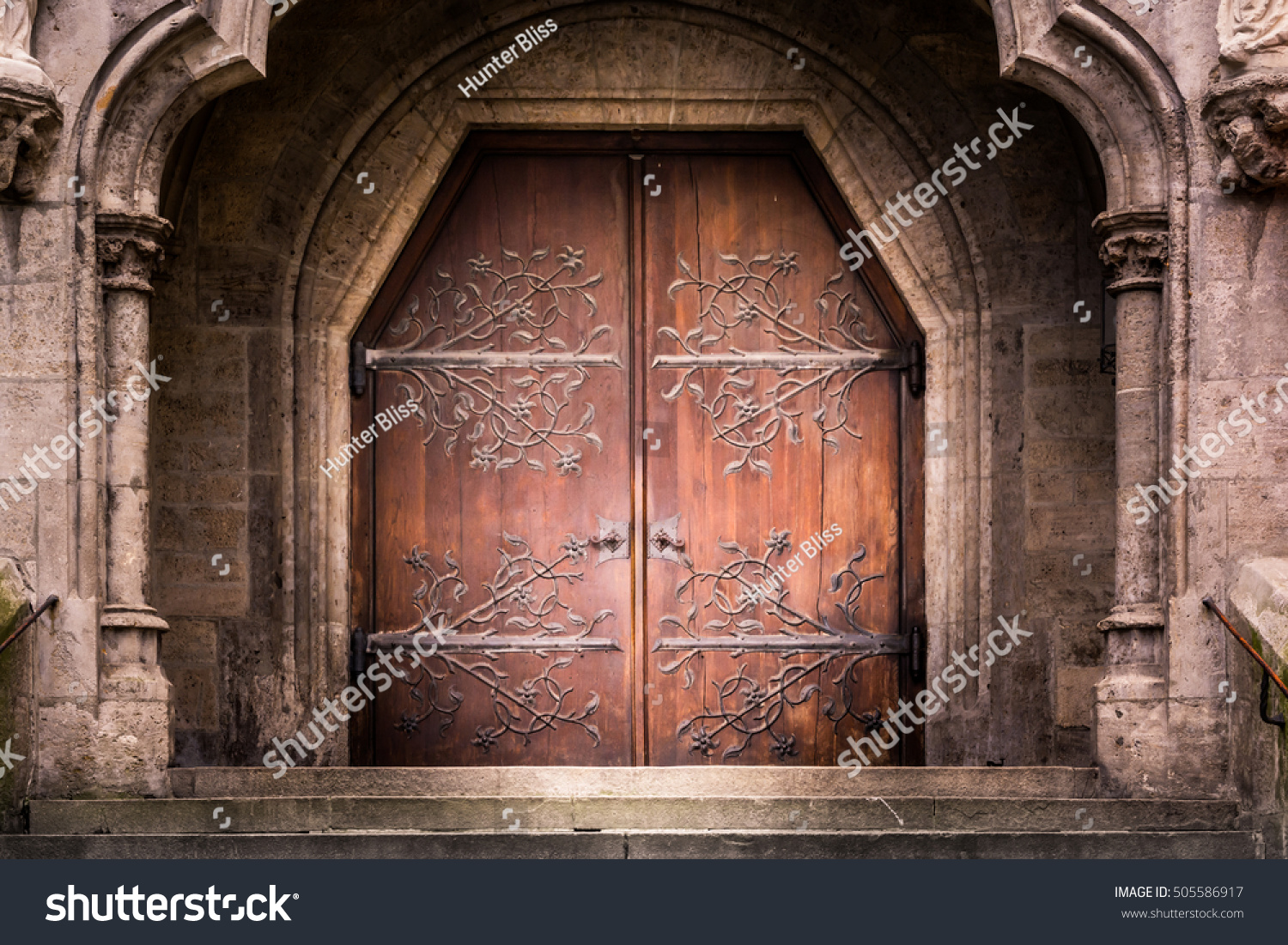 中世中世の古い補強の入り口木造の鉄扉石の城教会の大聖堂階段謎の影 の写真素材 今すぐ編集