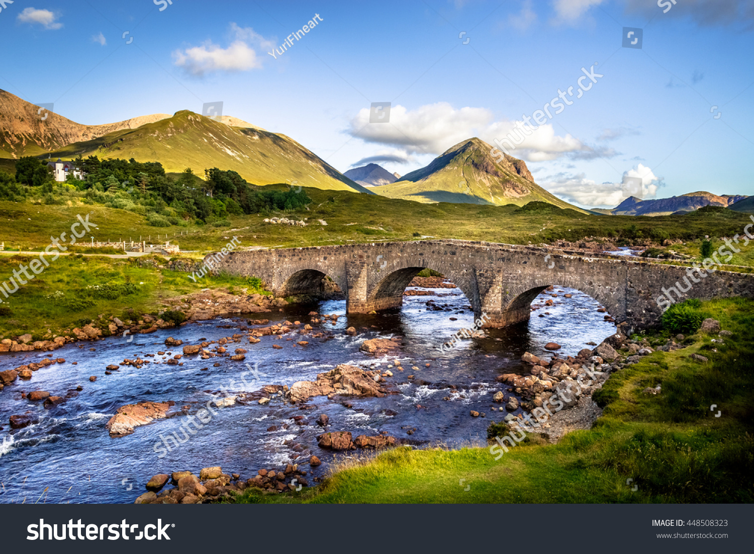 スコットランドのスカイ島 スリガチャンの古いビンテージ レンガ橋で スコットランド風景 植生 丘 新鮮な青い水と晴れた空を持つ山 の写真素材 今すぐ編集