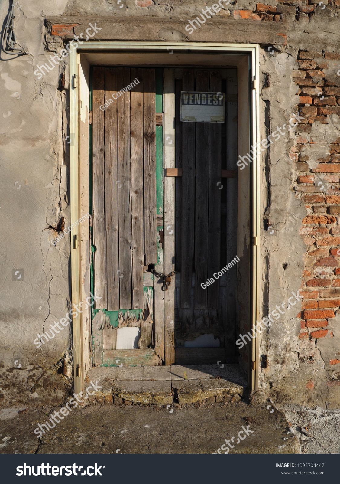 Old Wooden Door Sign Sale Vendesi Stock Photo Edit Now 1095704447