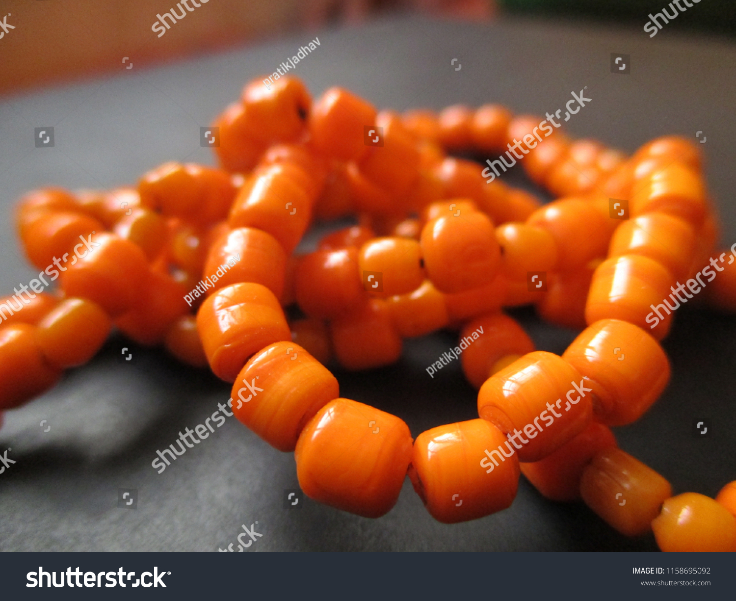 Orange Beats Neck Chain Mala Stock-foto (rediger 1158695092