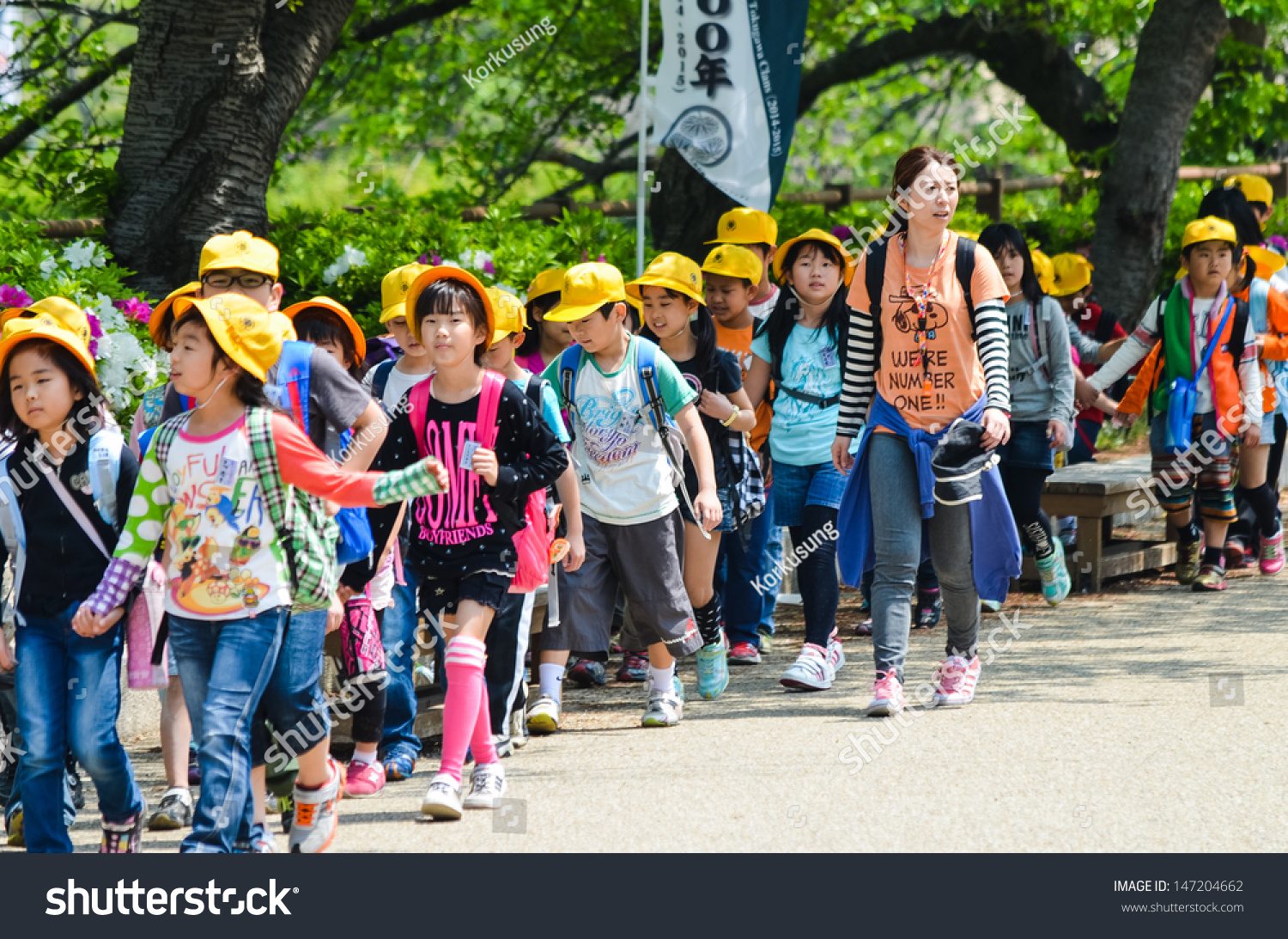 de "mon" PAYS DU SOLEIL LE VENT, le Japon Stock-photo-osaka-japan-april-japanese-elementary-school-taking-students-on-a-fieldtrip-to-osaka-castle-147204662