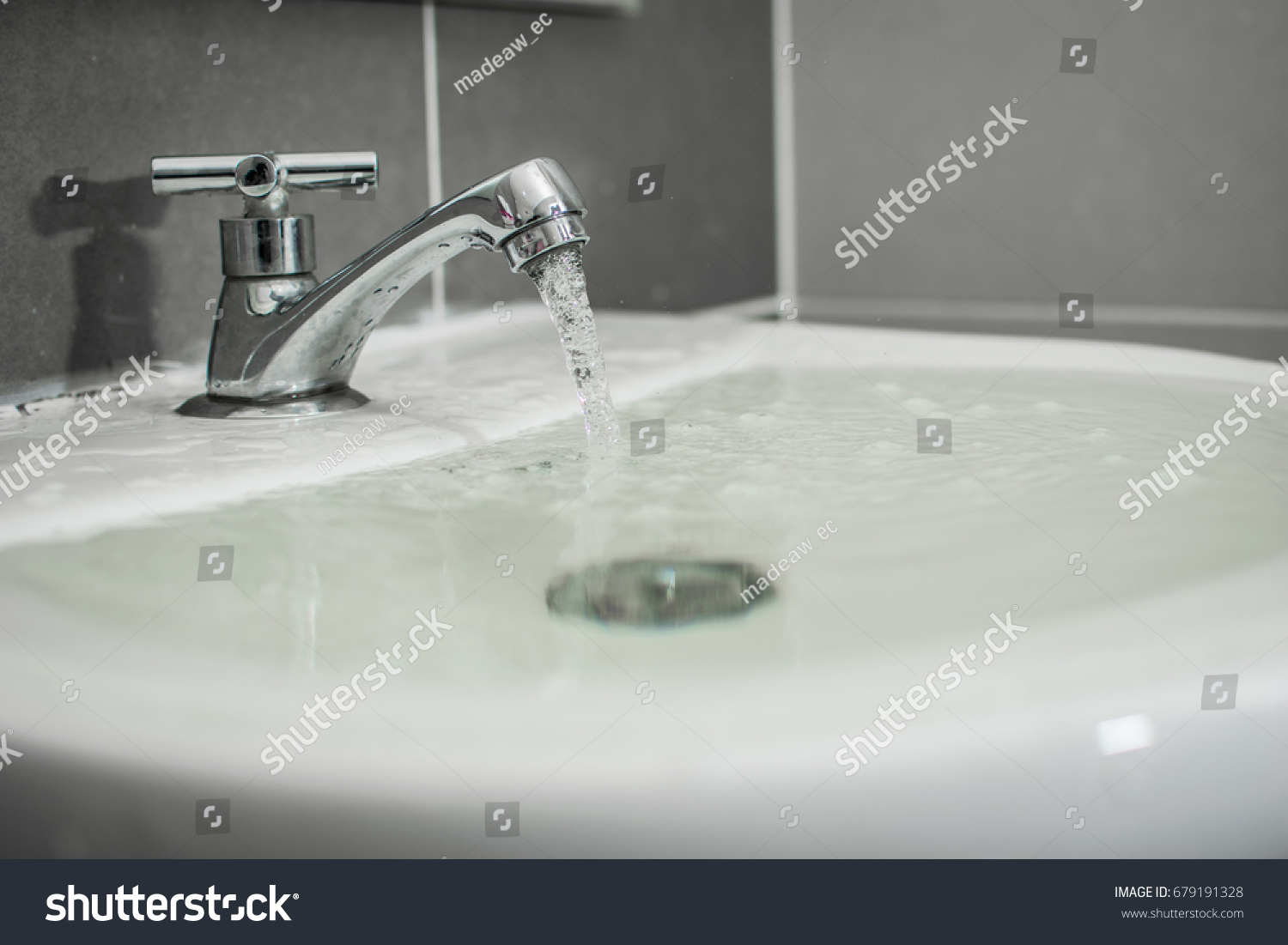 Overflowing Water Washbasin Stockfoto Jetzt Bearbeiten