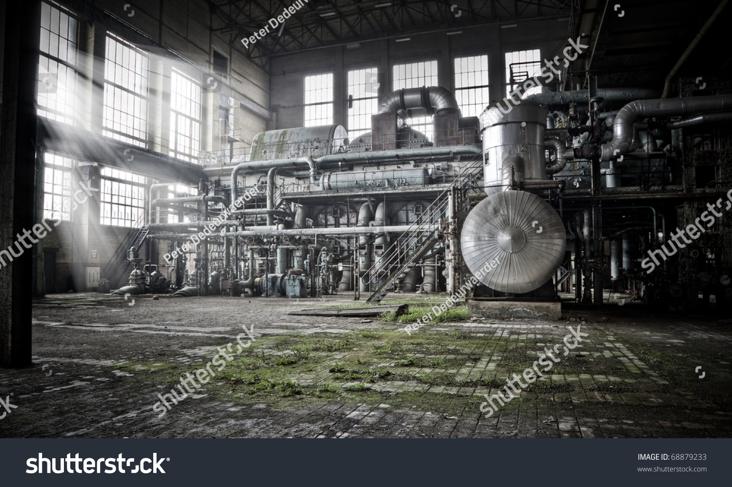 廃墟のエネルギー工場の古い機械室の概要 良い日は終わり の写真素材 今すぐ編集