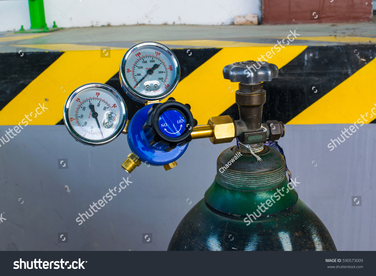 Oxygen Cylinder Pressure Regulator Gauge Stock Photo 590573009 ...