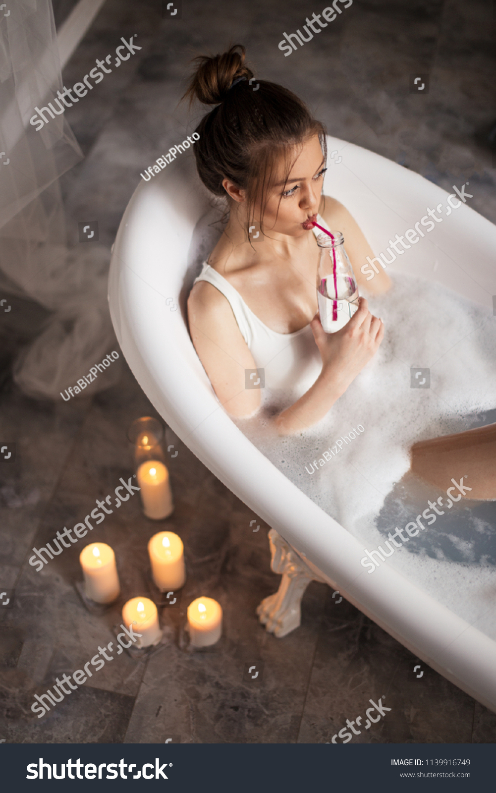 Wet pleasures in the tub