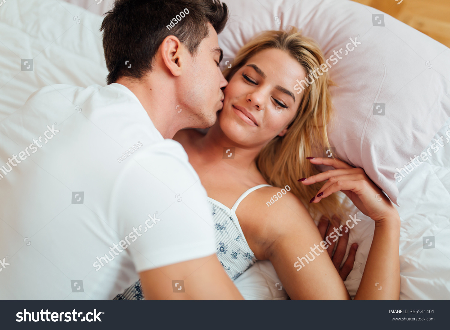 Passionate Beautiful Couple Bedroom Enjoying Foreplay 库存照片 立即编辑