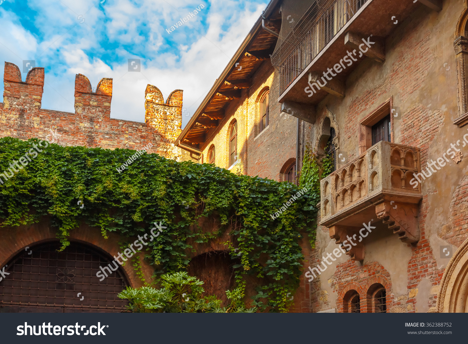イタリア ベローナ ロミオとジュリエットの家の中庭とバルコニー 金色の夕日 の写真素材 今すぐ編集