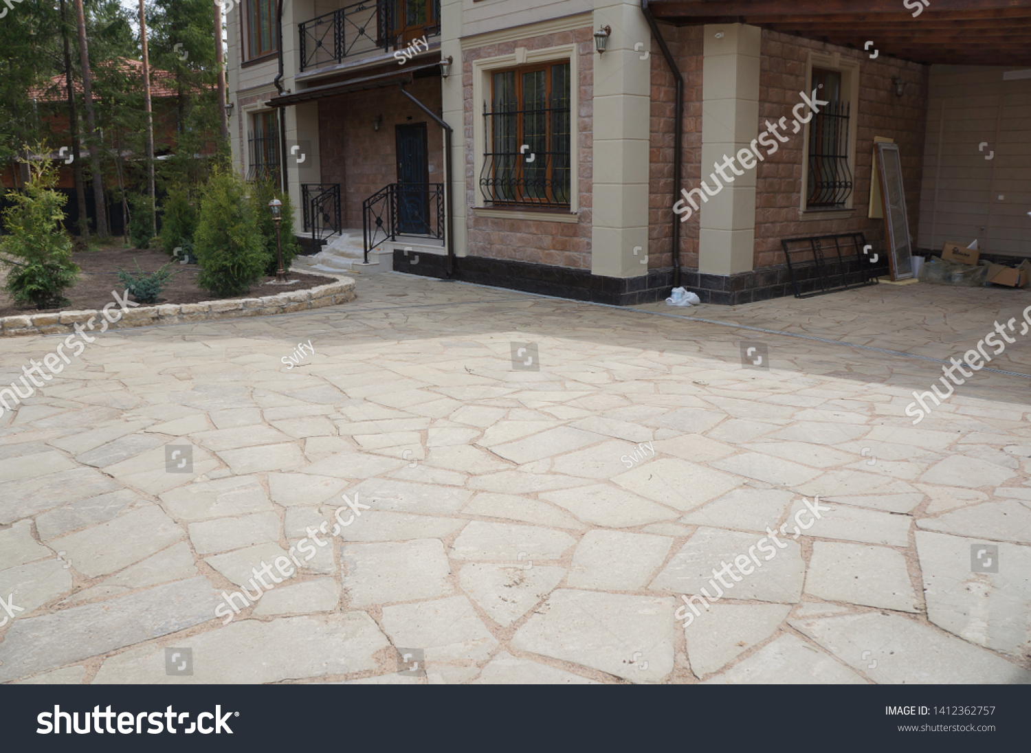 871 Sandstone Patio Images, Stock Photos & Vectors 