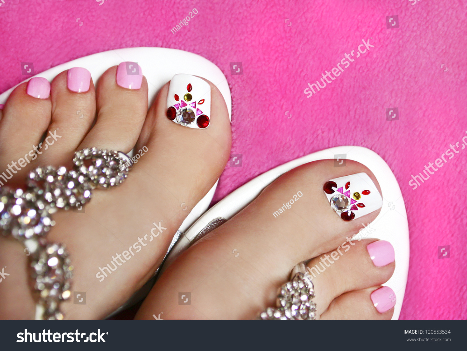 Toenails design. Varnish coating with rhinestones (photo) 1 Toenails design. Varnish coating with rhinestones (photo) 61