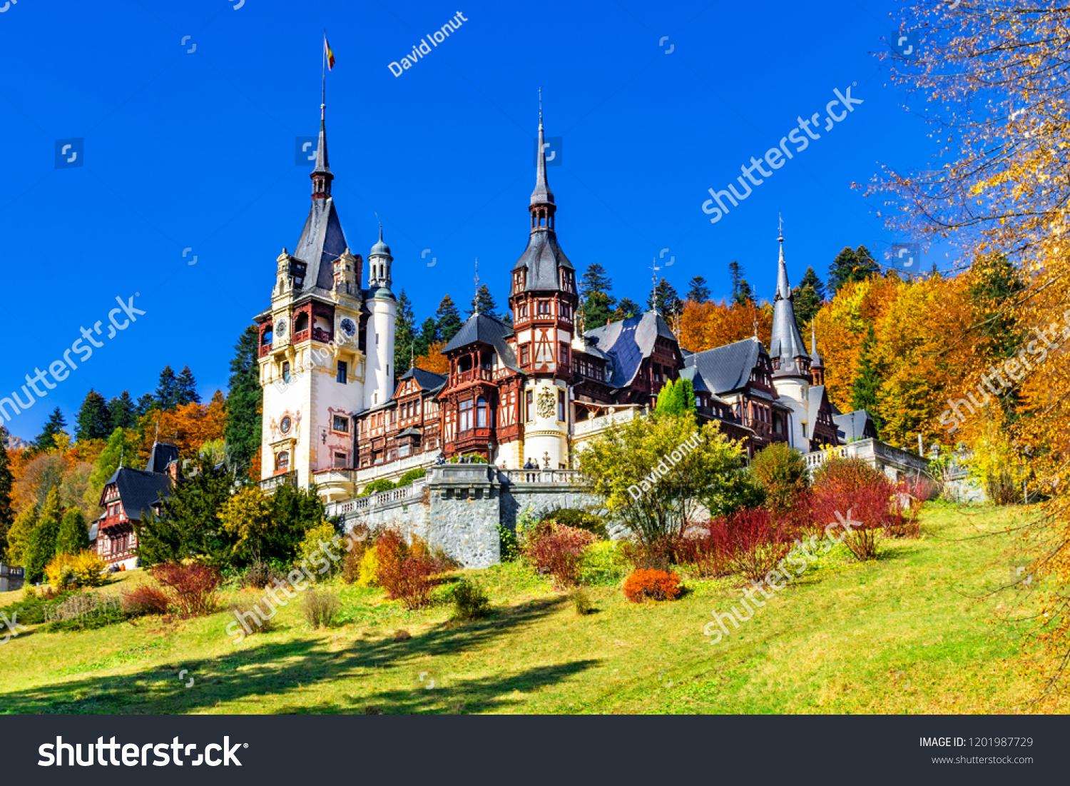 ルーマニアのプラホバ郡シナイアのペレス城 ヨーロッパ カルパシアン山脈の麓 秋色の名城ネオルネッサンス の写真素材 今すぐ編集