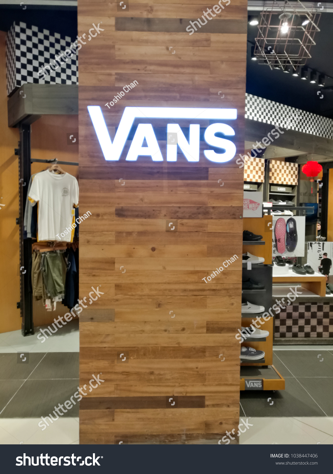 vans store independence mall