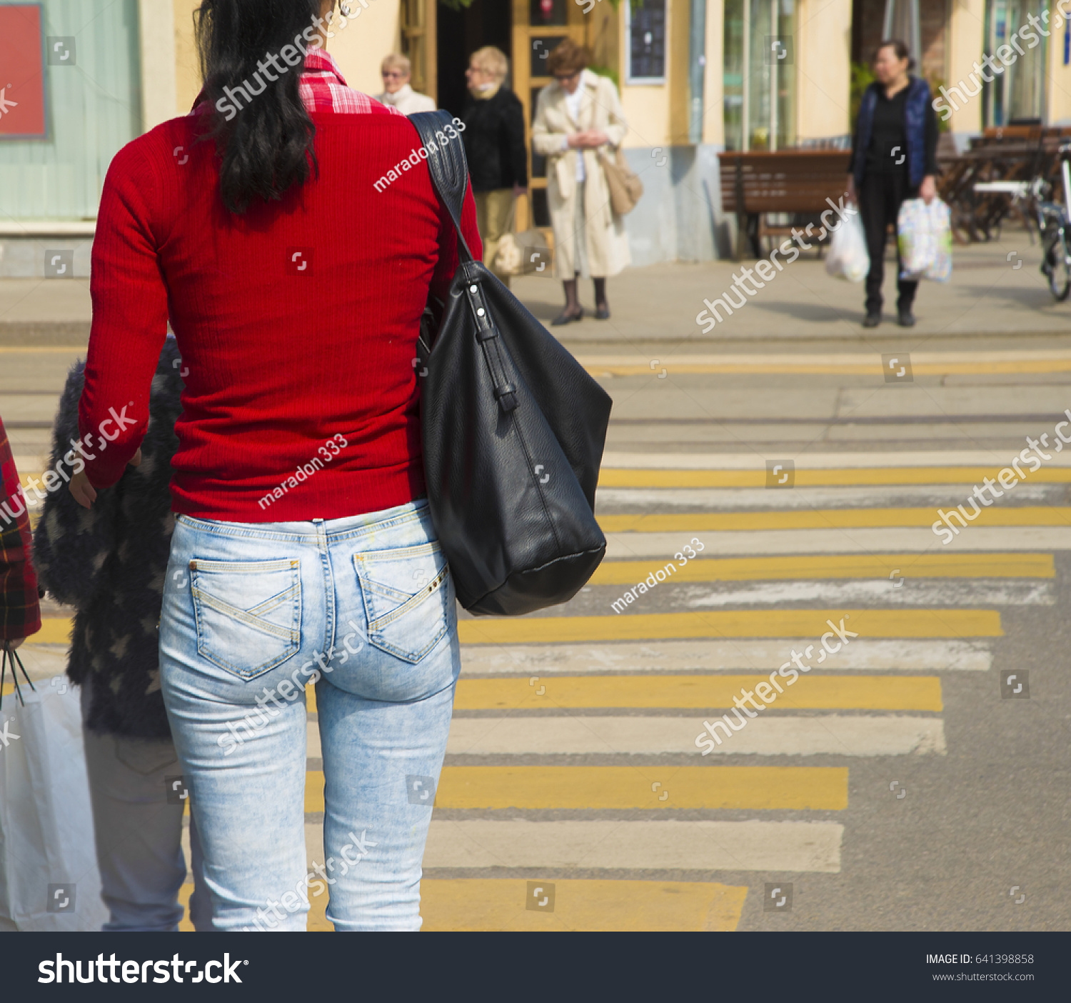 Great ass walking the streets