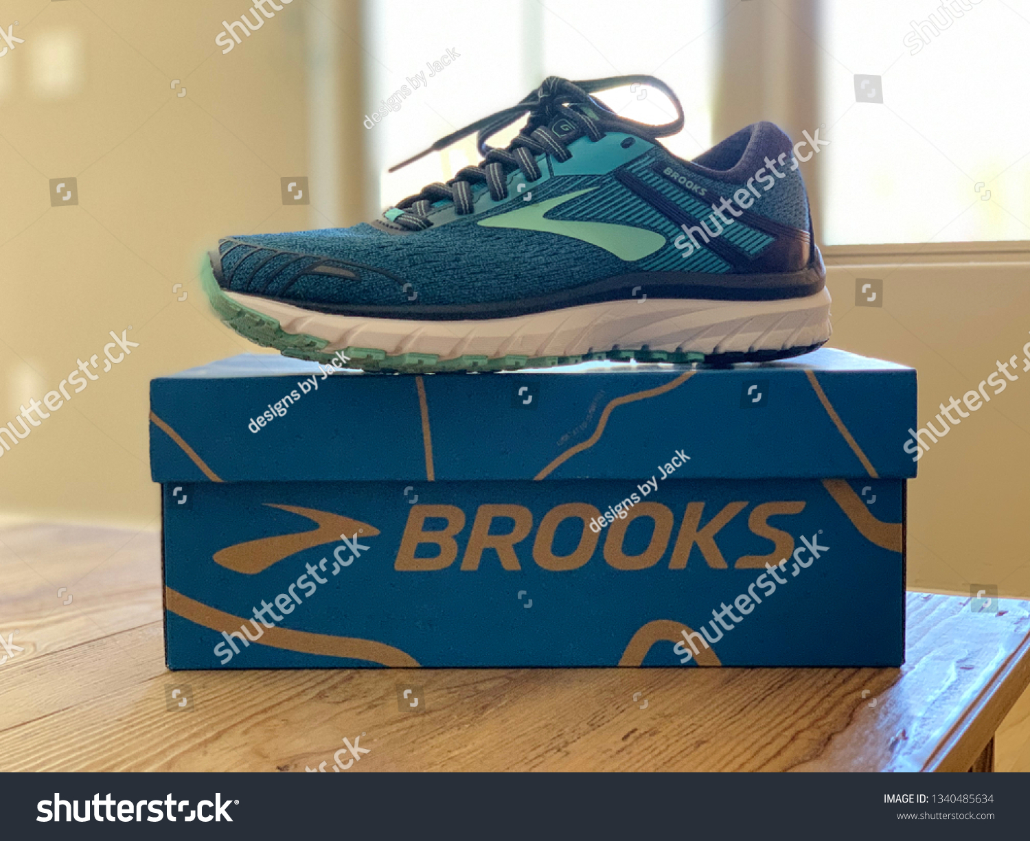 brooks shoes valencia
