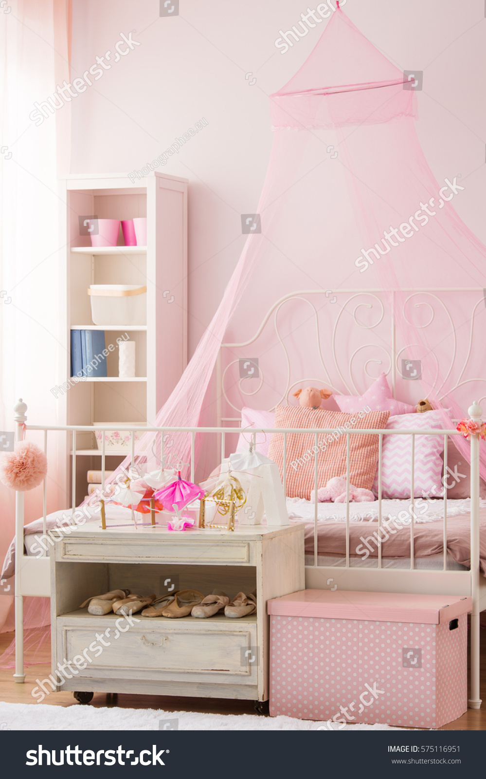 girls white canopy bed