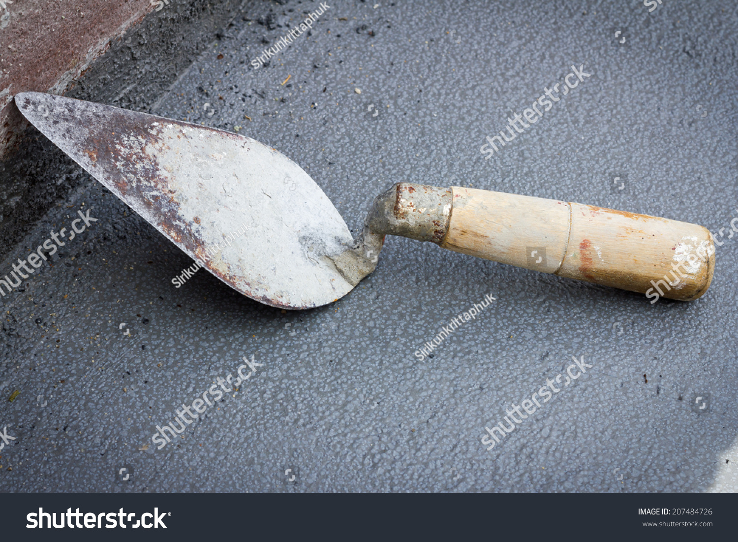 laying on trowel