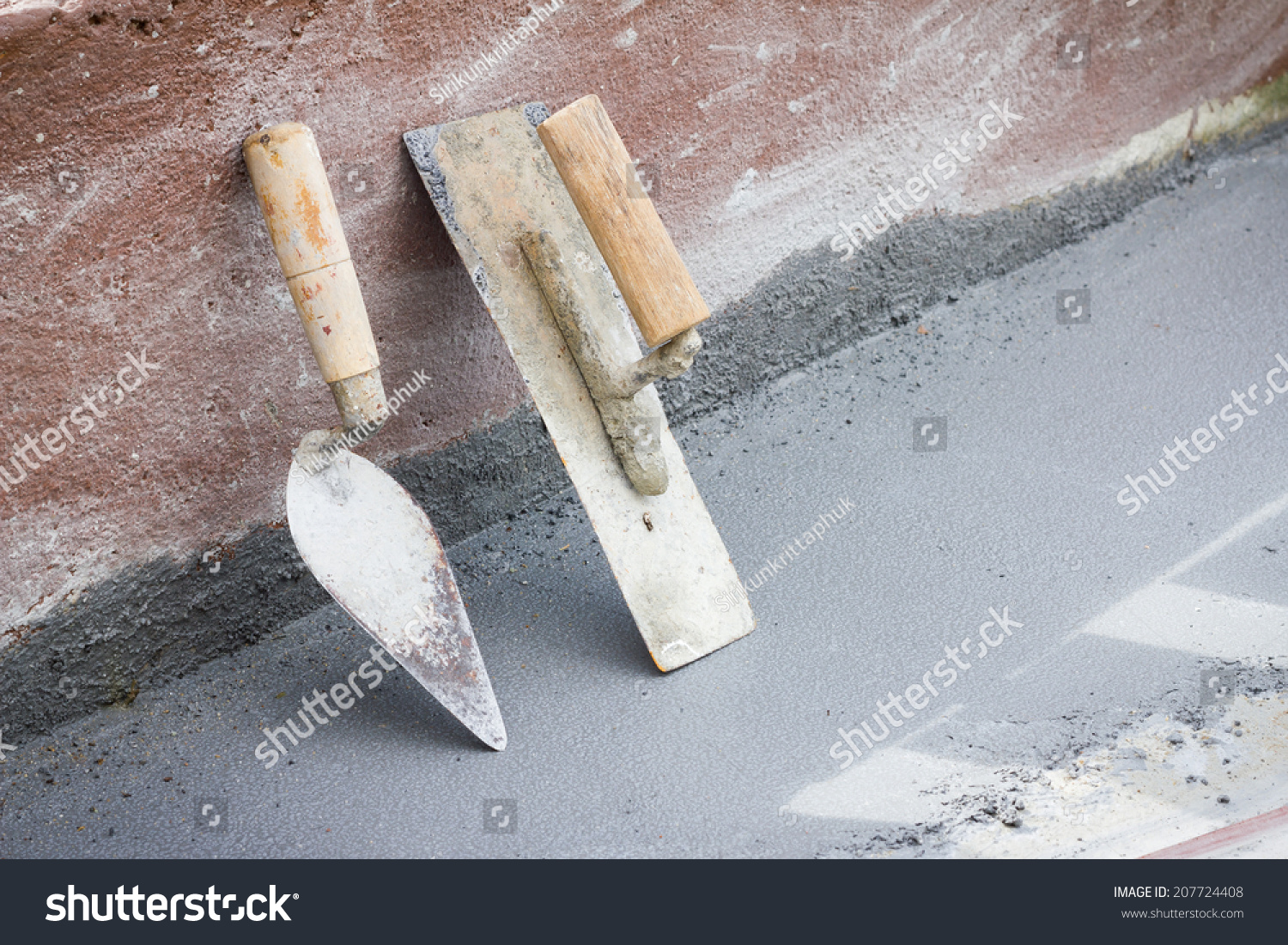 laying on trowel