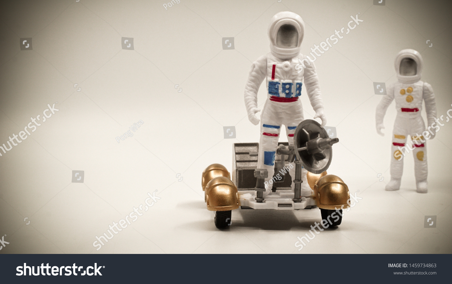 plastic astronaut toy figures