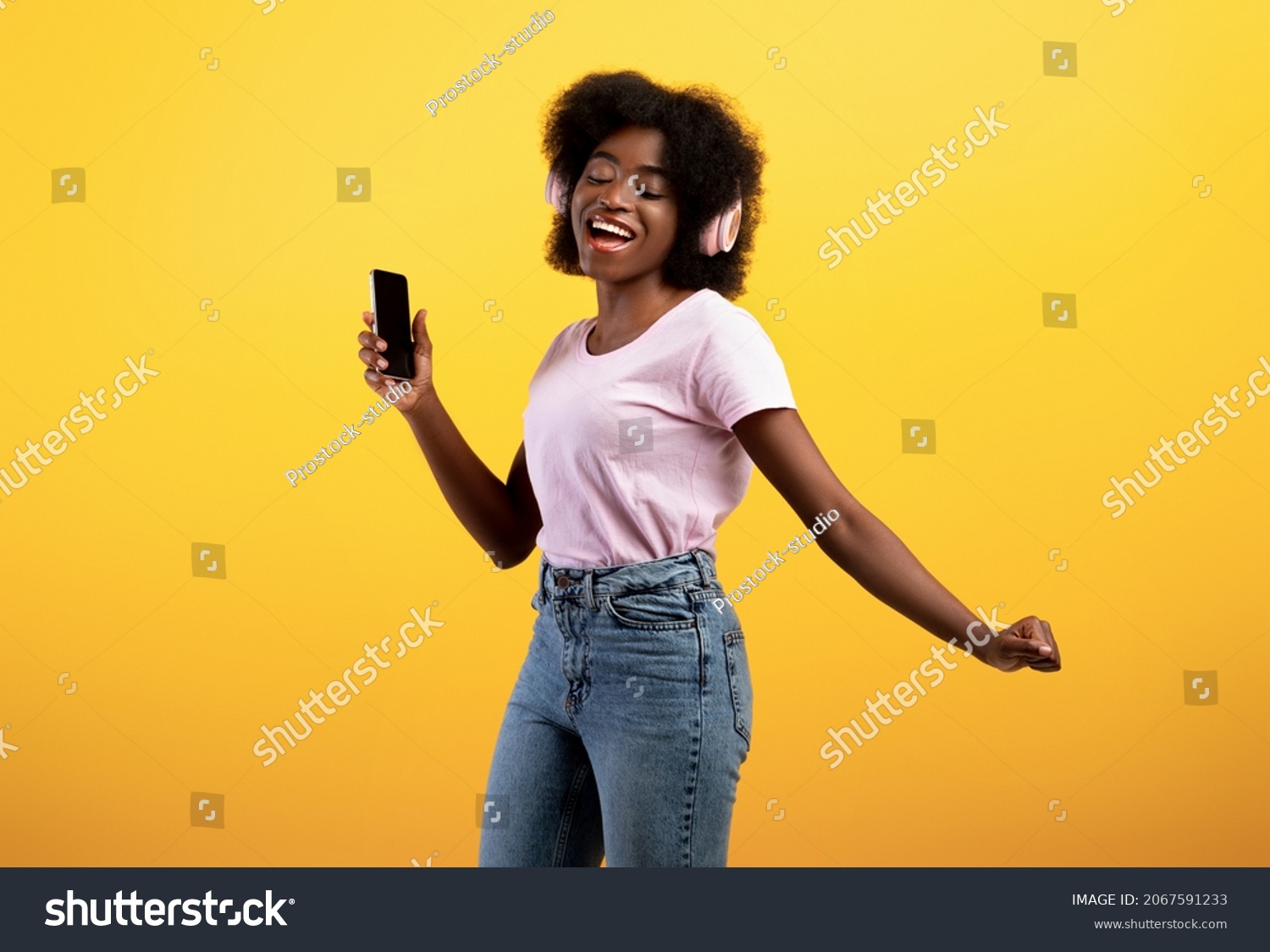 2,979 African cool lady with phone Images, Stock Photos & Vectors ...