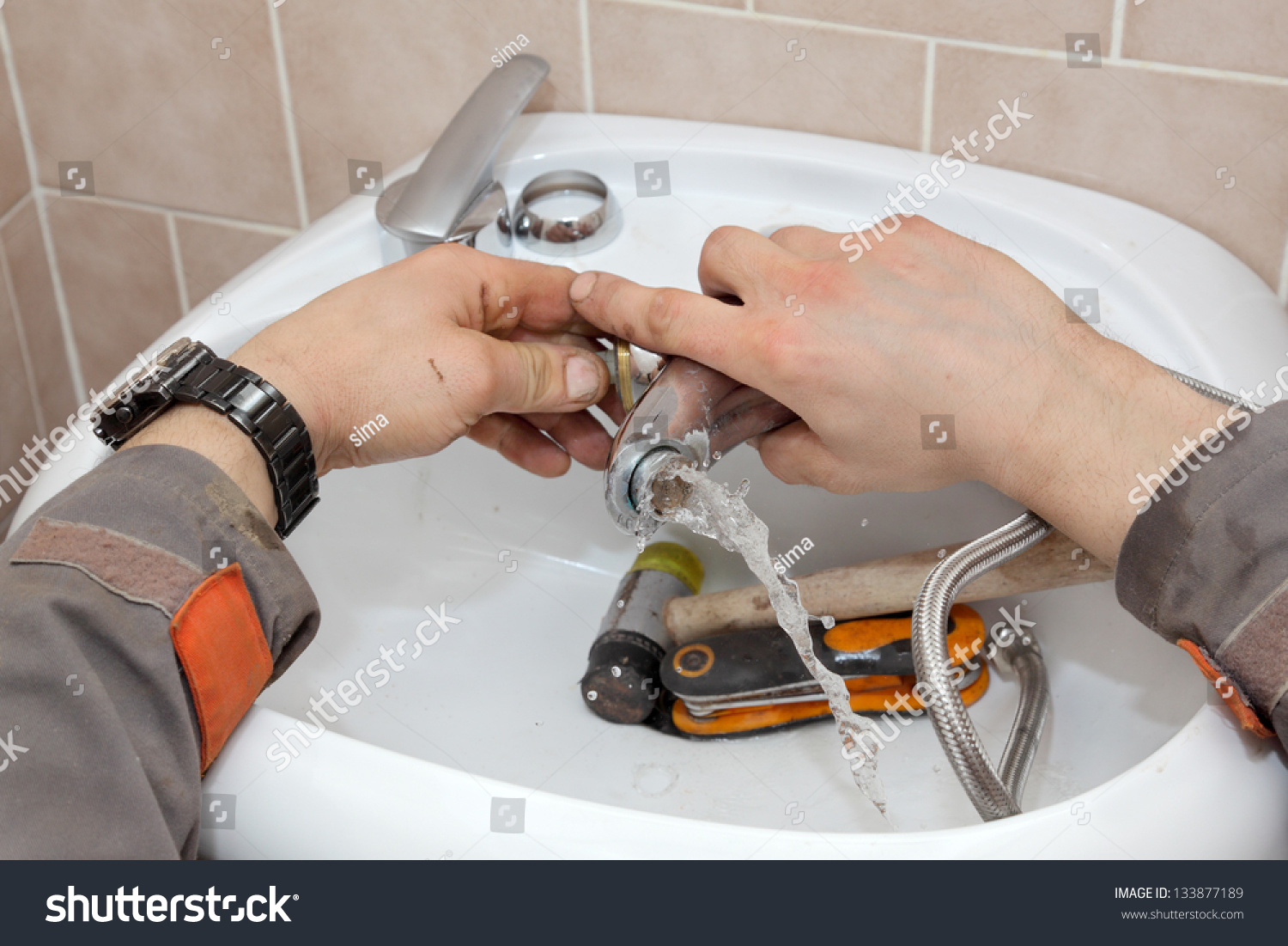 Install the tap with female hands Install the tap with female hands