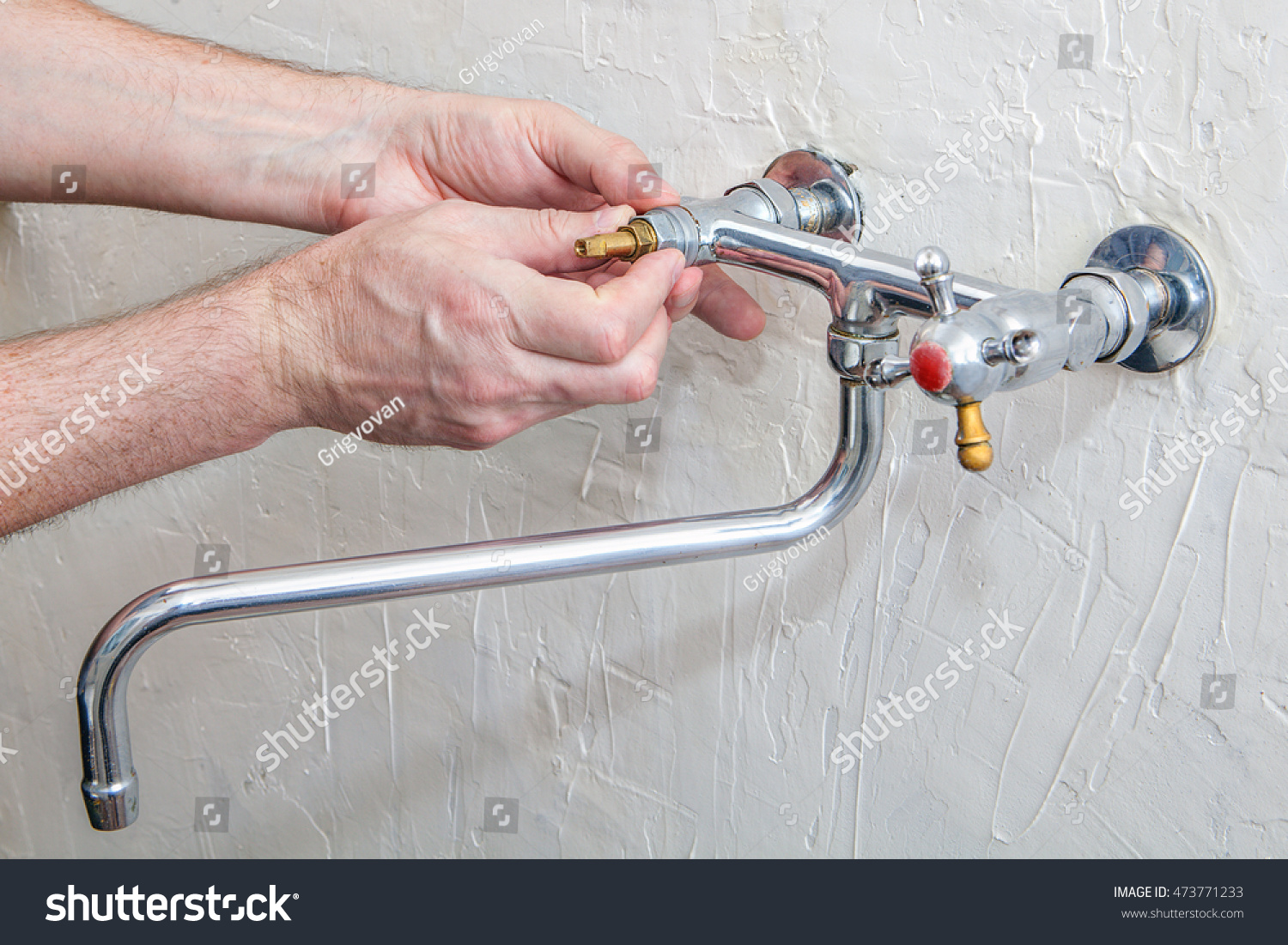 Install the tap with female hands Install the tap with female hands