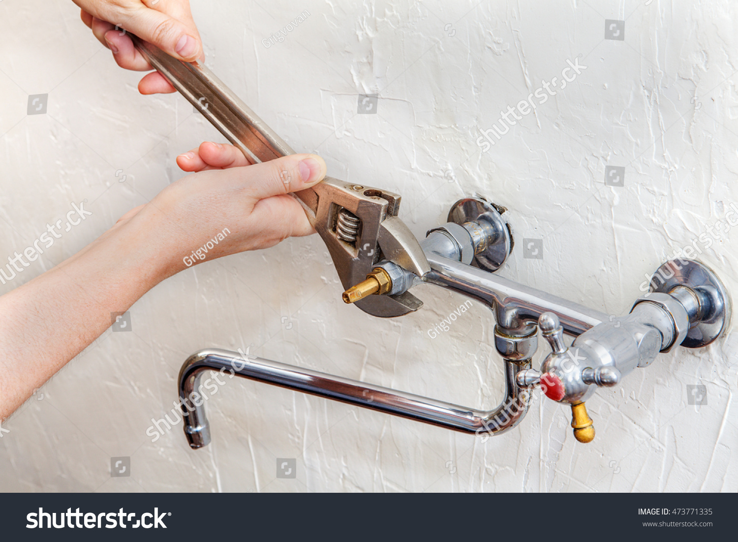Install the tap with female hands Install the tap with female hands