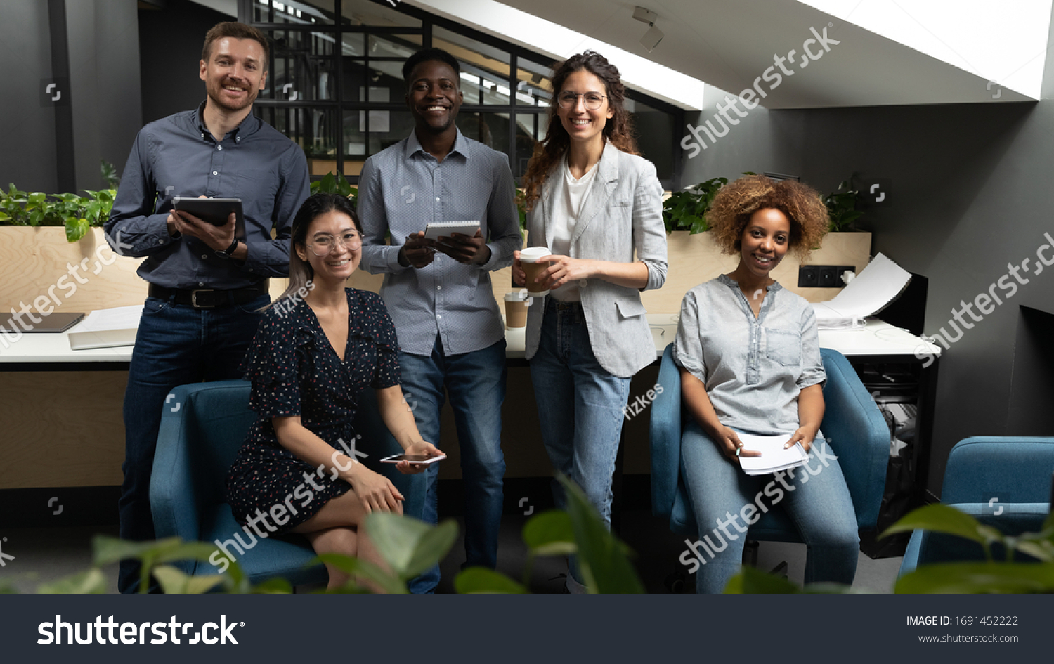 Portrait Happy Smiling Diverse Employees Team Foto Stock 1691452222 ...