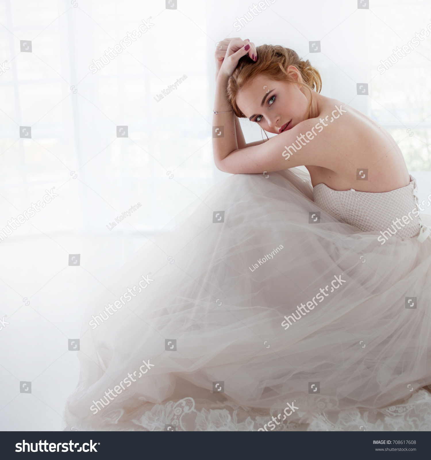 ウエディングドレスを着た美しい女の子のポートレート 床に座る豪華なドレスを着た花嫁 の写真素材 今すぐ編集