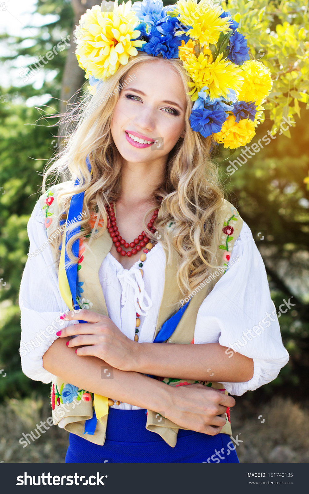 Papa marks sere Stock-photo-portrait-of-a-beautiful-ukrainian-girl-in-national-costume-151742135