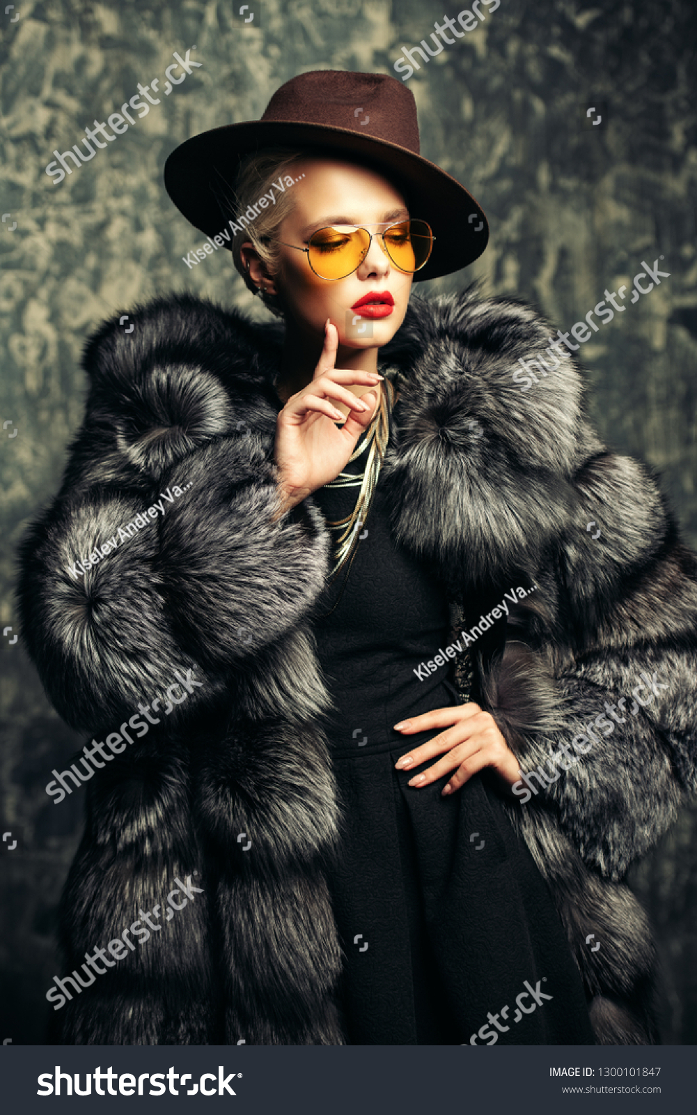 portrait beautiful woman luxurious fur coat 스톡 사진 1300101847 shutterstock