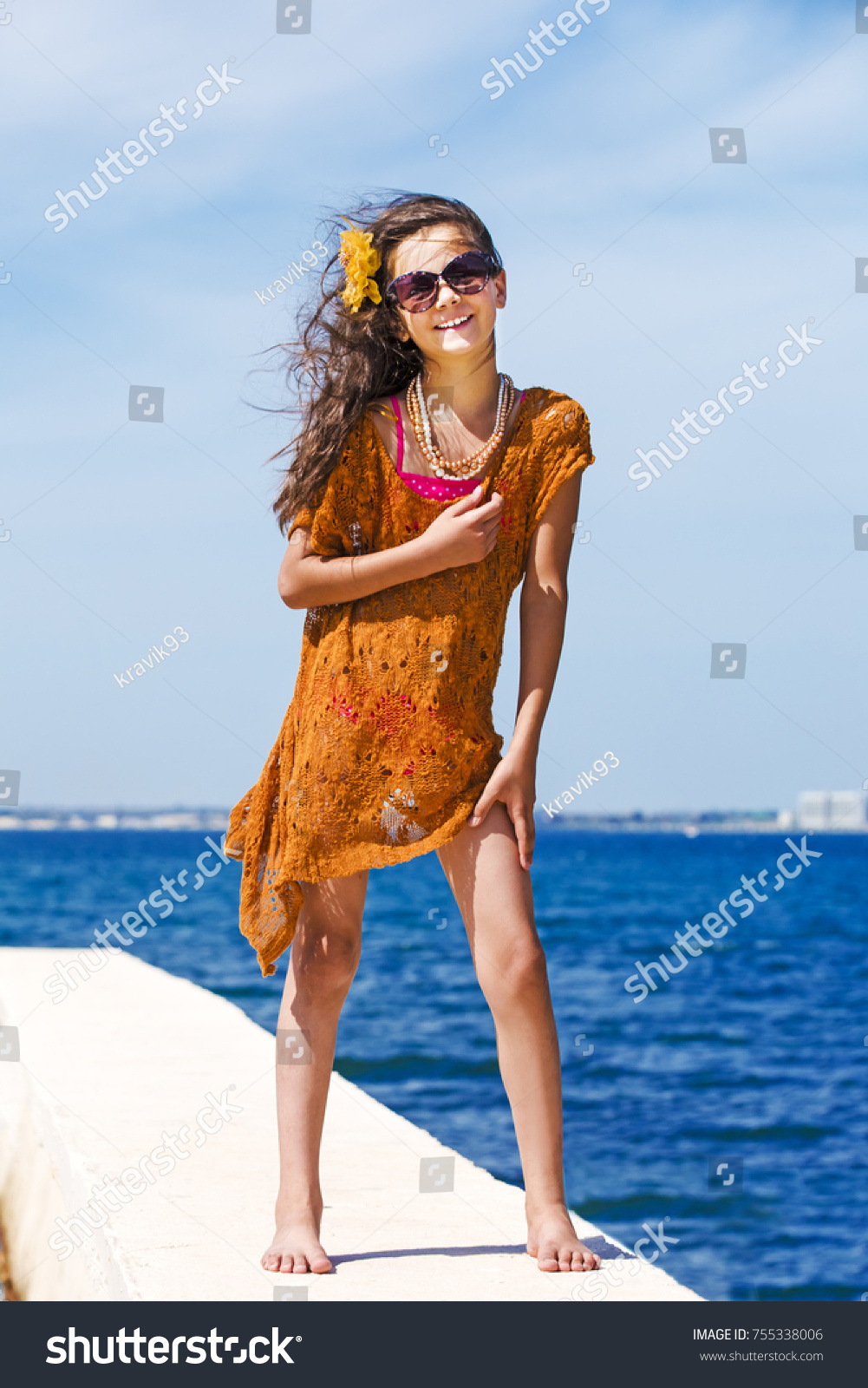 Beach bottomless girl 