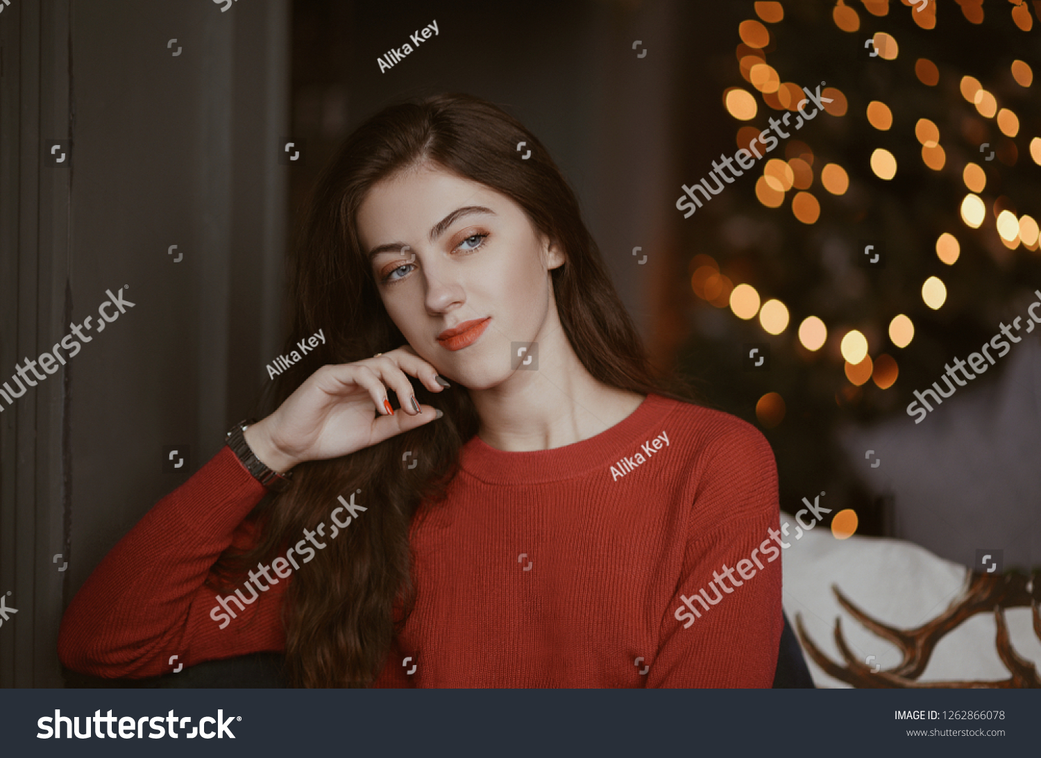 Portrait Girl Red Sweater Red Lips Stockfoto Jetzt