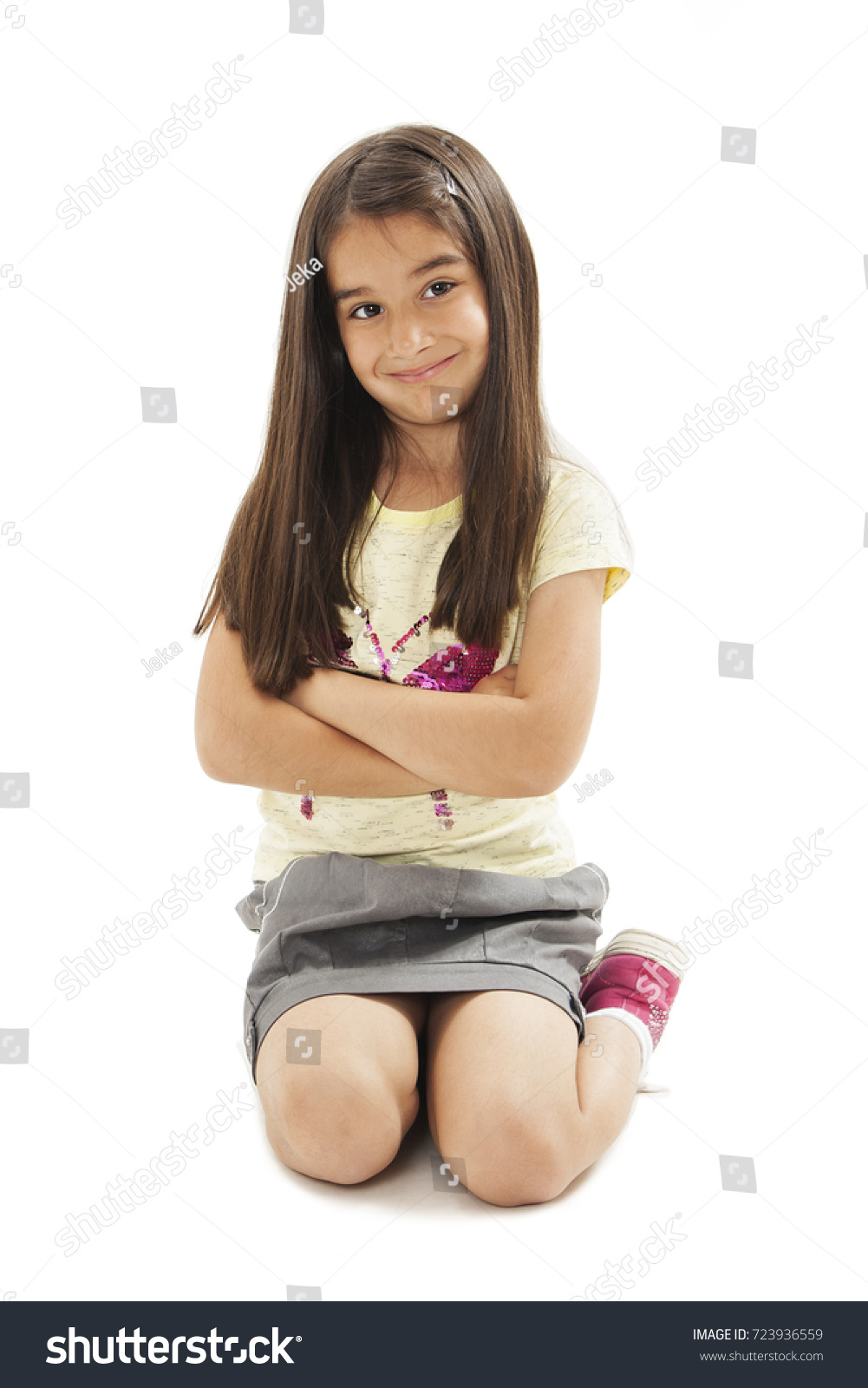 little girls sits knee 