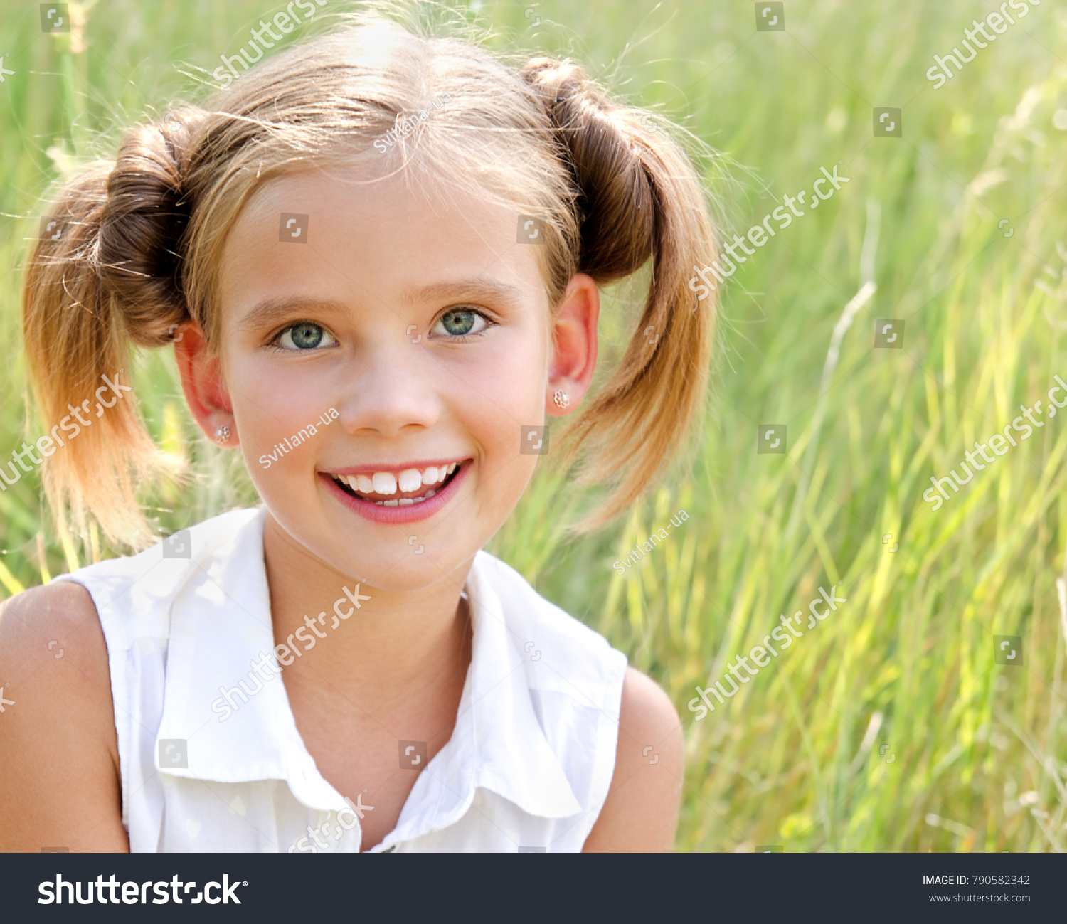 1,146,248 Little girl outdoor Images, Stock Photos & Vectors | Shutterstock