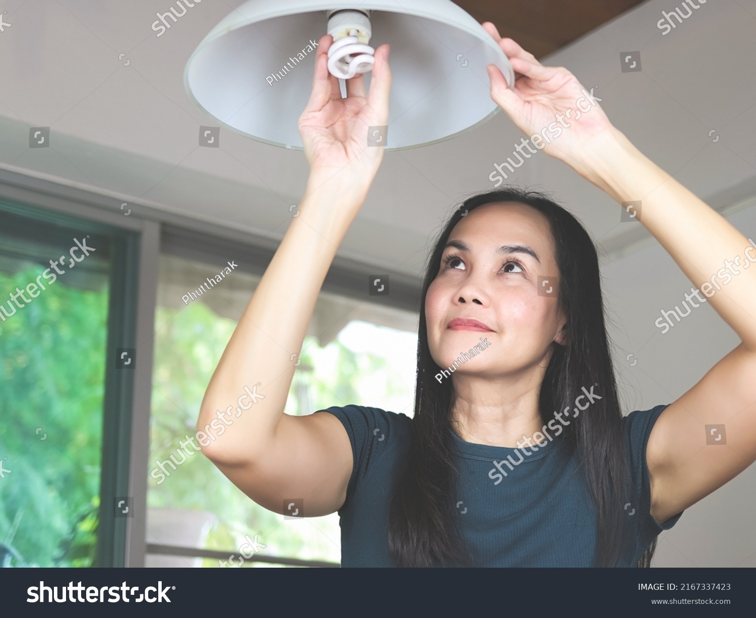 she fingers her can up to the ceiling!