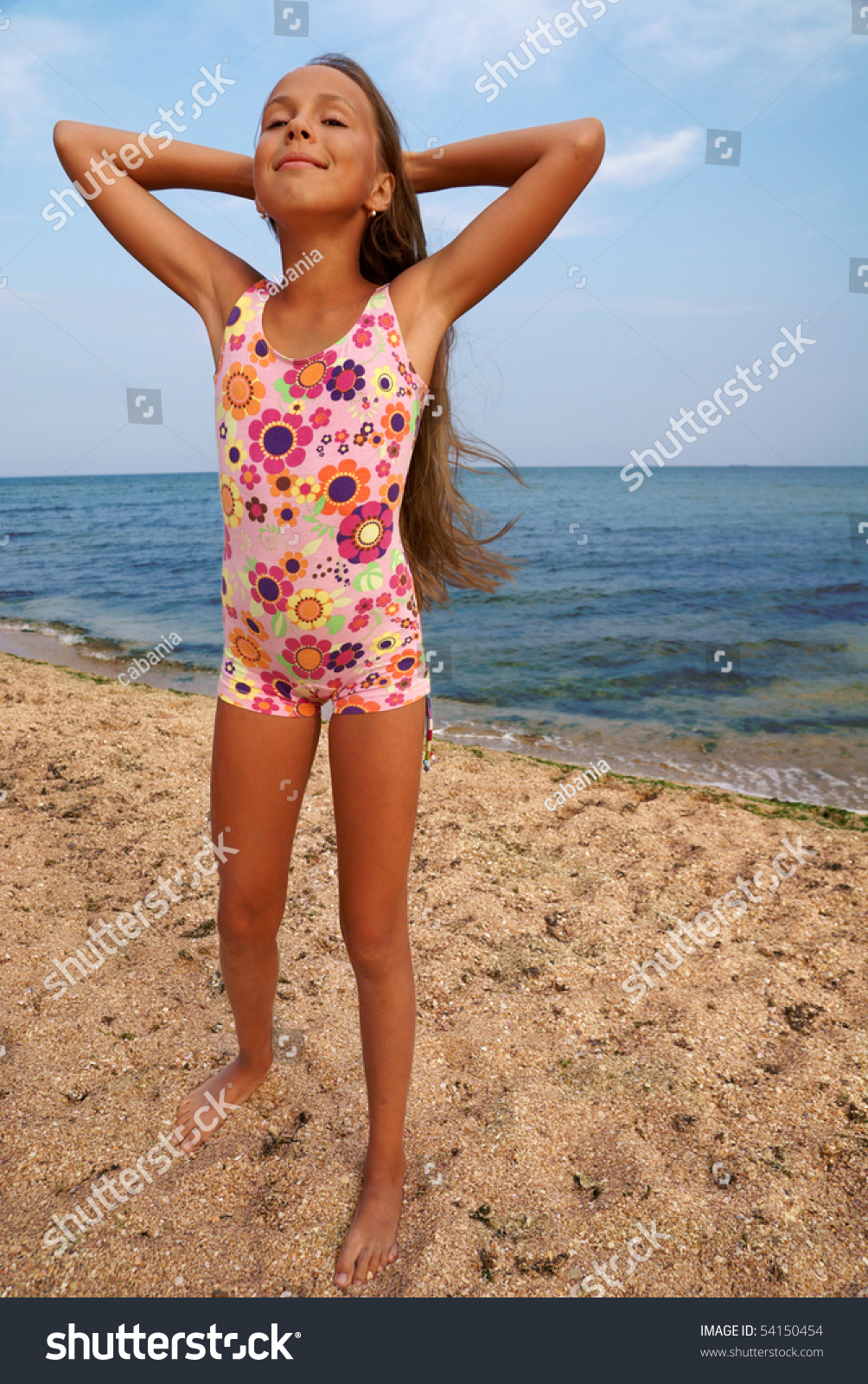 preteen Portrait Cheerful Preteen Girl Enjoying Sunbath」の写真素材 ...