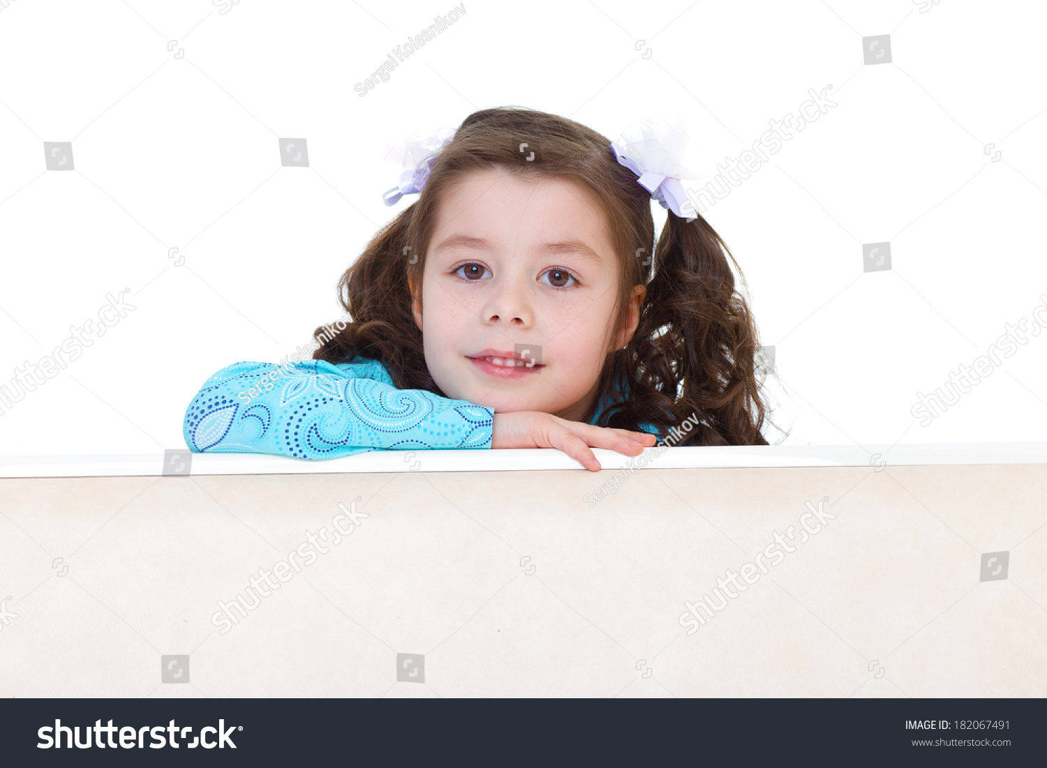 Portrait Happy Little Girl Peeking Over Foto De Stock 182067491 ...